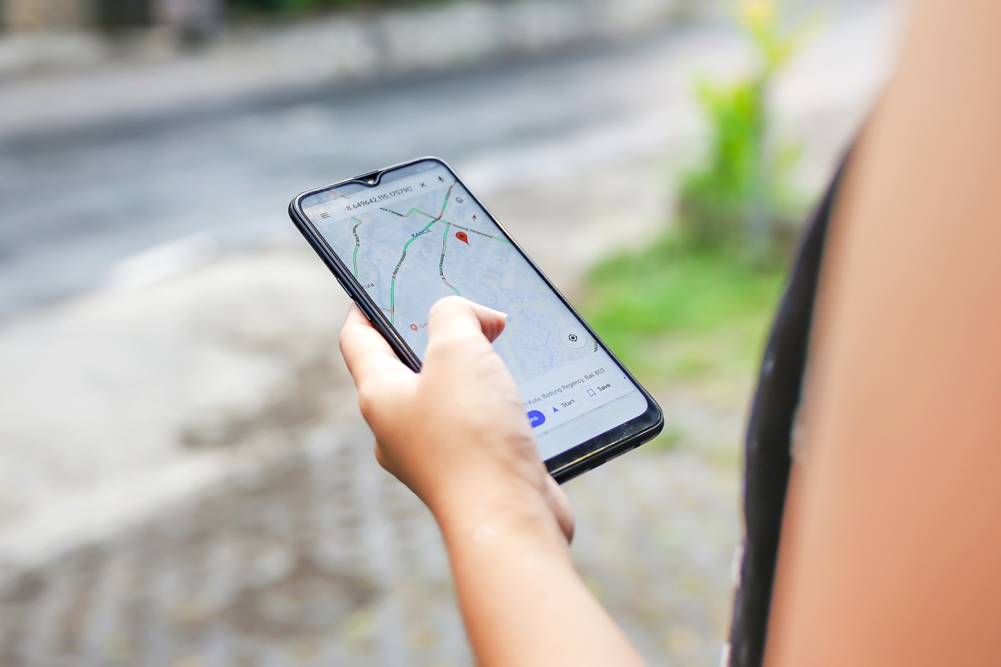 Google Maps on iOS adds live location sharing in iMessage, home screen  widget, dark mode | TechCrunch